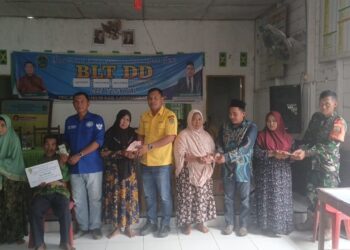 Babinsa Koramil 02/TL laksanakan pendampingan pembagian BLT DD