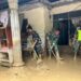TNI Bantu Bersihkan Rumah Lansia Terdampak Banjir di Kabupaten Pidie