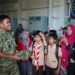 DI ATAS KRI RJW-992 KASAL TINJAU PENGOBATAN MASSAL DAN TRAUMA HEALING BAGI MASYARAKAT SUMBAR