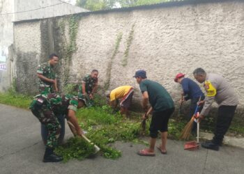 Jelang Nataru, Babinsa Kerja Bakti Bersihkan Sampah dan Rumput Liar