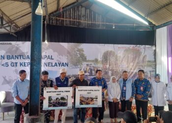 Danramil 08/Kronjo Hadiri Penyerahan Bantuan Kapal Kepada Nelayan