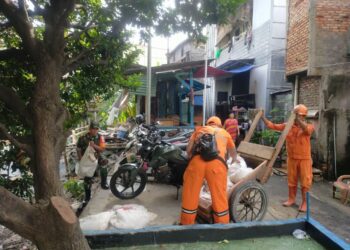 Babinsa Koramil 01/TS Serka Suharno, Terus Berkontribusi dalam Kebersihan Lingkungan