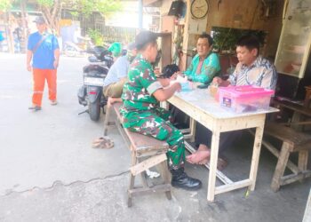 Tingkatkan Keakraban dan Rasa Kebersamaan di Wilayah,Babinsa Kodim 0503/JB Laksanakan Komsos
