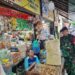 Jelang Nataru Babinsa Danukusuman Cek Harga Sembako Pasar Tradisional