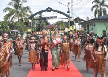 Sambutan Tarian Adat Warnai Kedatangan Dandim 1710/Mimika
