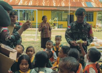 Berbagi Kebahagiaan, Satgas Pamtas Yonarhanud 2 Kostrad Hadirkan Senyum untuk Warga Perbatasan Wini
