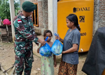 Satgas Pamtas RI–RDTL Sektor Timur Berbagi Sembako di Umanen