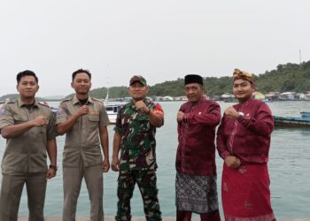 Gelar Patroli Bersama Komduk, Babinsa Ciptakan Nataru 2025/2026 Yang Kondusif di Tambelan