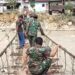 Rusak Akibat Banjir, Prajurit Kodam IM dan Warga Perbaiki Jembatan Gantung di Aceh Tenggara