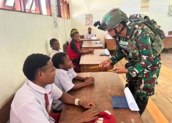 Pos Selal Satgas Yonif 751/VJS Bagikan Alat Tulis di SD Katuabip Kalomdol: Dukung Belajar, Ajarkan Berhitung & Tanamkan Cinta Tanah Air