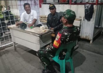 Perkuat Keamanan Lingkungan, Babinsa Kodim 0503/JB Ajak Warga Tingkatkan Kewaspadaan Lewat Siskamling