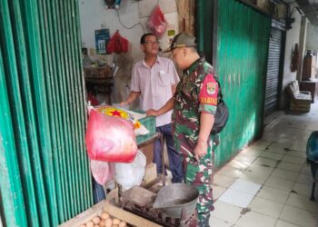 Memastikan Kebutuhan Pokok Masyarakat Terpenuhi, Pelda Ery Hendrawan Babinsa Jajaran Kodim 0503/JB Sambangi Pasar Tradisonal