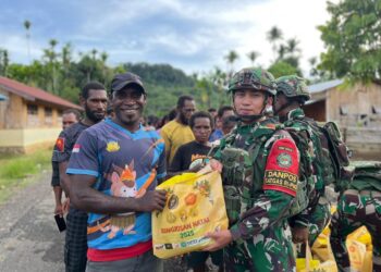 Pos Iwur Satgas Yonif 751/VJS Bagikan Bingkisan Natal untuk Warga: Sembako, Snack, hingga Boneka untuk Anak-Anak
