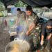 Satgas Gulbencal Kodam I/BB Bantu Dapur Umum Pengungsi Banjir Bandang di Batang Toru