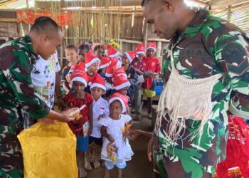 Pos Denom Satgas Yonif 751/VJS Gelar Ibadah Bersama dan Bagikan Bingkisan Natal untuk Anak-Anak