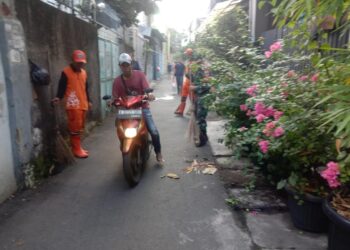Peduli Lingkungan dan Kesehatan, Bersama PPSU Babinsa Sertu Abdul Madi Karbak di Kelurahan Glodok