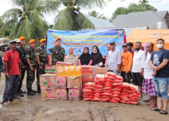 Batalyon Parako 472 Pasgat Salurkan Bantuan Kemanusiaan untuk Korban Bencana Alam