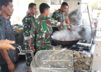 TNI Dirikan Dapur Umum di Timang Gajah, Bantu Pengungsi Terdampak Bencana