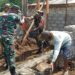 Pererat Kebersamaan, Babinsa Desa Gandean Gotong Royong Bangun Rumah Warga