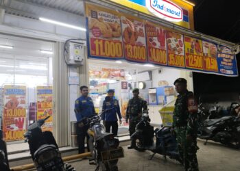 Babinsa Koramil 10/TM Melaksanakan Patroli Malam Cegah Gangguan Kamtibmas