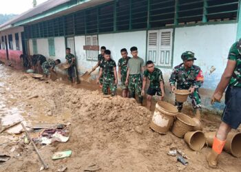 Satgas Gulbencal Kodam I/BB Laksanakan Pembersihan SD Negeri 1 A Tukka Pascabanjir
