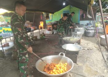 TNI Terus Operasikan Dapur Umum bagi Warga Terdampak Bencana Alam Banjir di Sayurmatinggi, Tapsel