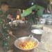 TNI Terus Operasikan Dapur Umum bagi Warga Terdampak Bencana Alam Banjir di Sayurmatinggi, Tapsel