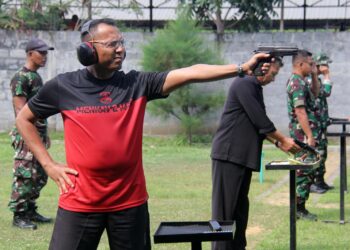 Komandan Bersama Perwira Resimen Kavaleri 2 Marinir Latih Skill Menembak Pistol