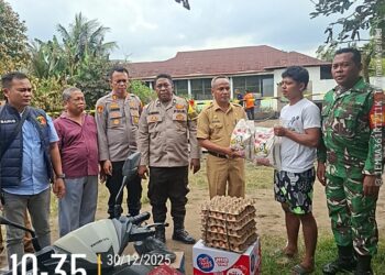 Babinsa Koramil 0201-16/TM Bersama Kapolsek dan Pemdes Bangun Rejo Salurkan Bantuan kepada Korban Kebakaran