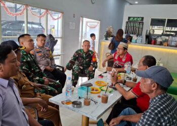 BABINSA KORAMIL 0201-12/HAMPARAN PERAK SERKA TRI WAHYUDI MELAKSANAKAN KOMSOS DGN MITRA KARIB DI DESA MANUNGGAL