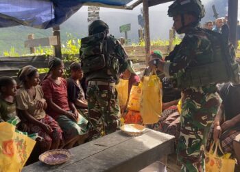 Satgas Yonif 751/VJS Bagikan Bingkisan Natal untuk Warga Kampung Mimin dan Alutbakon: Tebar Sukacita di Perbatasan