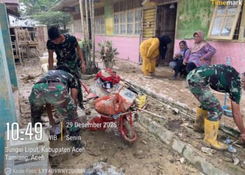 Prajurit Yonif TP 857/GG Bersihkan SD Negeri Tanjung Mancang, Wujud Nyata Peran TNI AD di Tengah Rakyat
