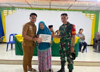 Babinsa Koramil 02/TL laksanakan pendampingan pembagian BLT DD