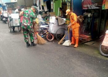 Dengan Semangat Gotong Royong, Babinsa dan PPSU Bersihkan Lingkungan