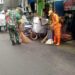 Dengan Semangat Gotong Royong, Babinsa dan PPSU Bersihkan Lingkungan