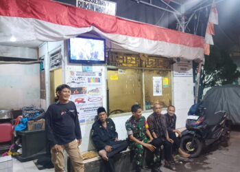 Babinsa Koramil Tambora Laksanakan Monitoring Siskamling, Perkuat Keamanan Wilayah Krendang Timur