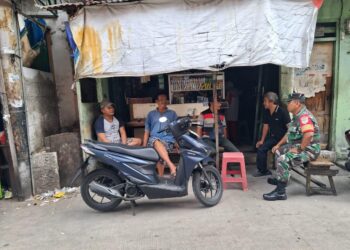 Wujudkan Kebersamaan, Babinsa Koramil 01/Taman Sari Komsos dengan Warga Binaan
