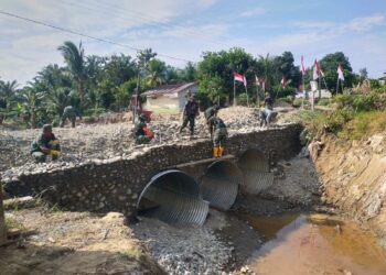 Satgas Gulbencal Kodam I/BB Percepat Pembangunan Jembatan Armco di Desa Sei Litur Tasik Langkat