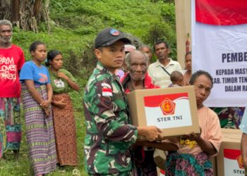 Satgas Pamtas Yonarhanud 2 Kostrad Berkolaborasi dengan Kodim 1618/TTU, Salurkan Bantuan Sembako