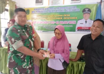 Koramil 01/AK Dampingi Penyaluran Dana Desa, Wujud Kepedulian TNI Kepada Masyarakat
