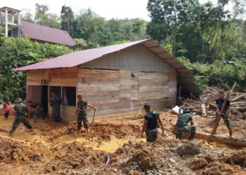 Satgas Gulbencal Kodam I/BB Bersihkan Rumah Warga Terdampak Longsor di Bonan Dolok