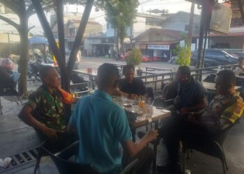 Melalui Komsos,Babinsa Peltu Subianto Menjalin Silaturahmi Dengan Tiga Pilar Kel Sei Sekambing B