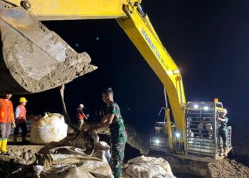 Satgas Yonzipur I/DD Bersama PT Nindya Karya Kebut Pembangunan Jembatan Bailey di Desa Garoga
