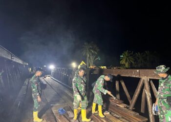 Siang Malam Prajurit Yonzipur 1/DD Tak Kenal Lelah dan Waktu ,Mempercepat Pembangunan Jembatan Bailey