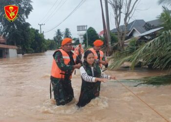 Prajurit Kipan B Yon Parako 469 Pasgat Evakuasi Warga Terdampak Banjir di Aceh Utara