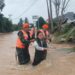 Prajurit Kipan B Yon Parako 469 Pasgat Evakuasi Warga Terdampak Banjir di Aceh Utara