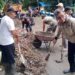 BABINSA DAN WARGA GOTONG ROYONG BERSIHKAN SAMPAH DI JEMBATAN.