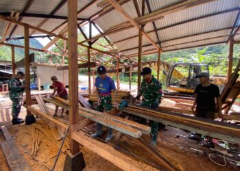 Satgas Pamobvitnas PTFI Yonif 301/PKS Renovasi Rumah Tokoh Adat Kampung Kimbeli