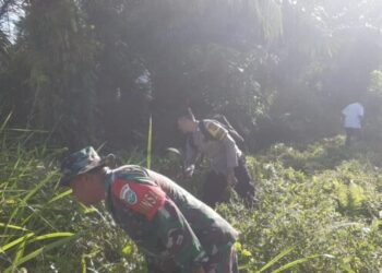 Sinergi TNI-Polri di Susoh Kompak Bantu Warga Gotroy Bersihkan Lingkungan