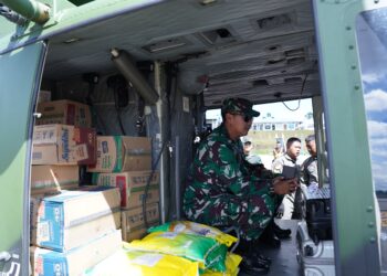 TNI Salurkan Bantuan Menggunakan Helikopter ke Desa Sibalanga